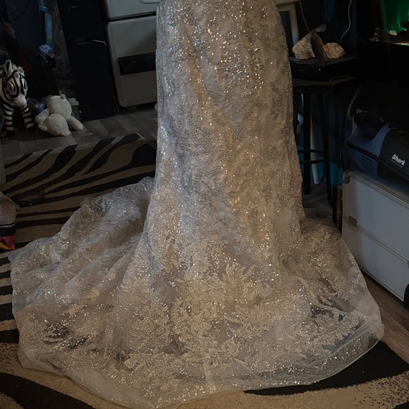 Elegant sequence wedding dress - Picture 7 of 8